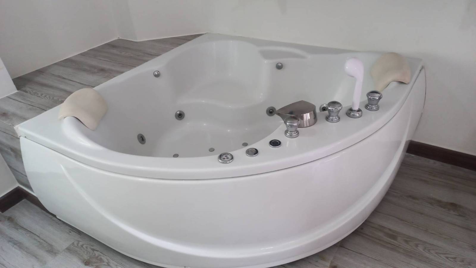 Actual corner jacuzzi photographed at Flame; room assignment unconfirmed